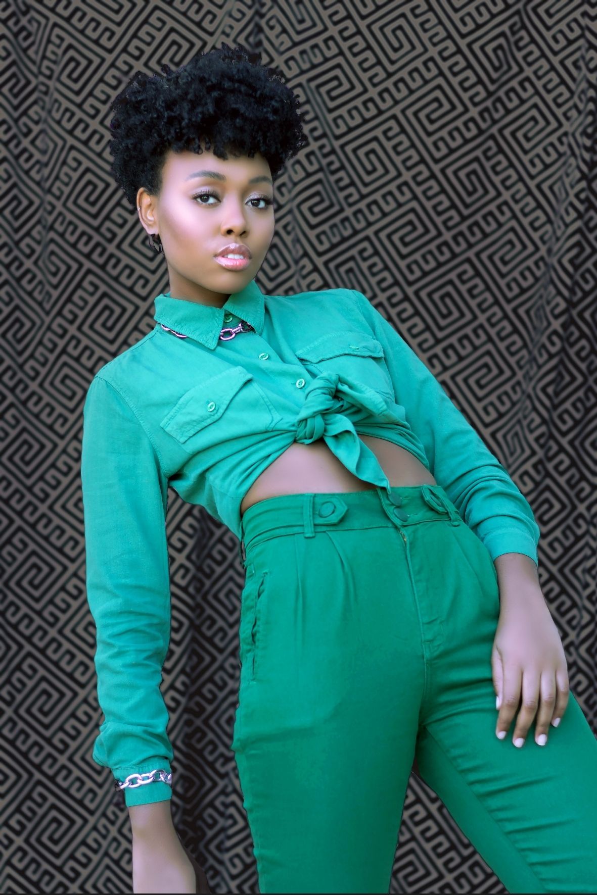 a modelo veste camisa verde e  calça verde da marca v clothing