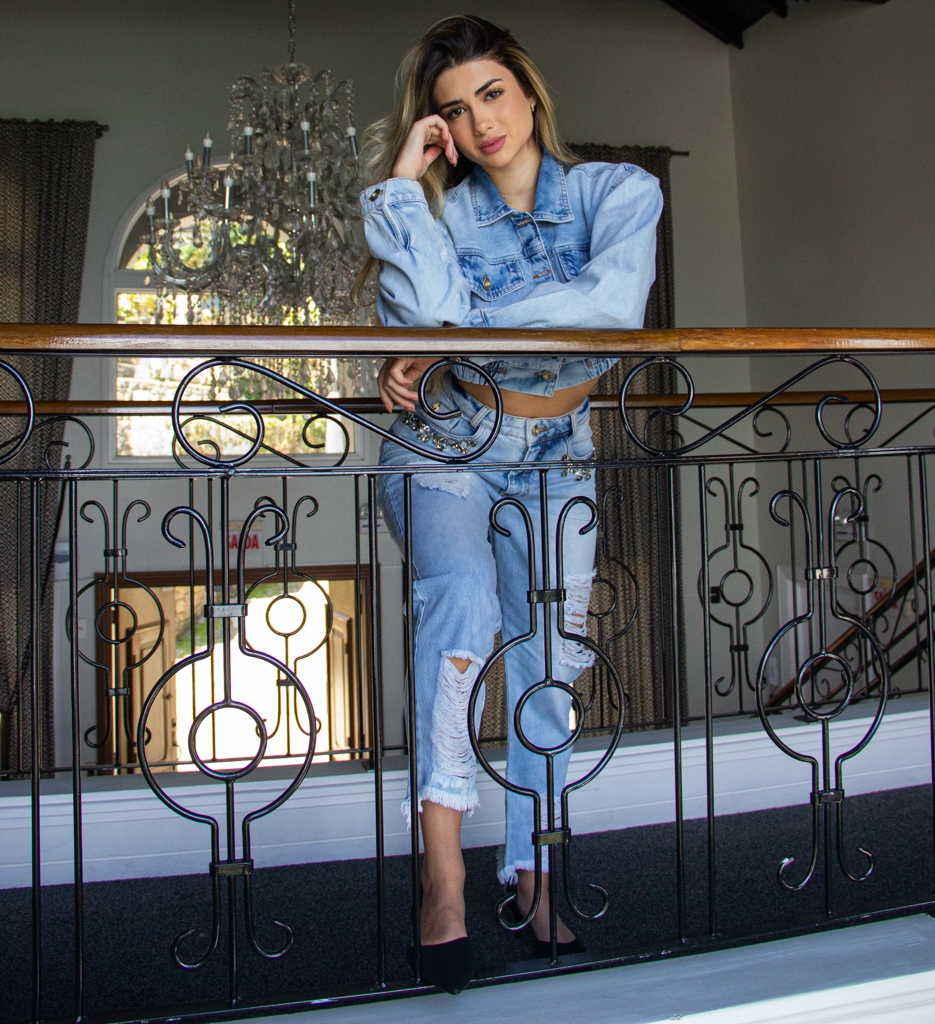 a modelo veste calça jeans e jaqueta jeans da parca v clothing